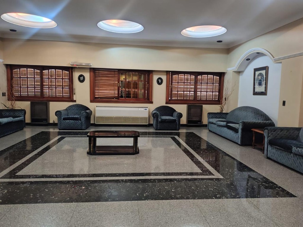 Sala velatoria amplia, espacio para recibir familias