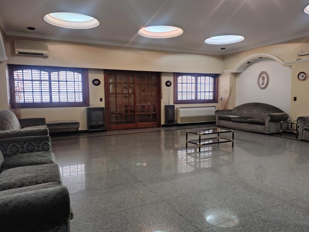 Sala velatoria con sillones, ambiente cálido y respetuoso